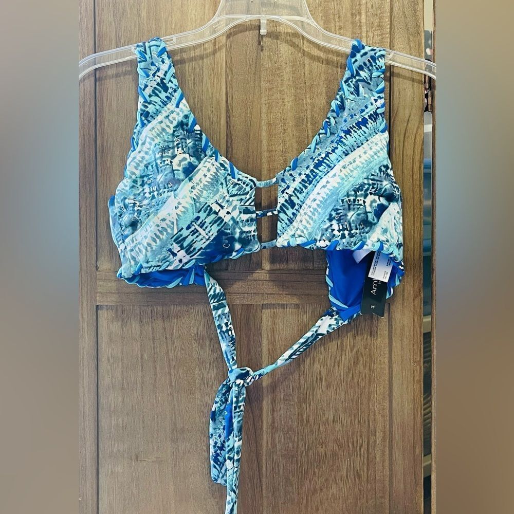 NWT Beautiful bikini top in shades of blue.
